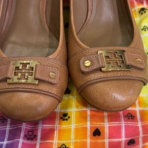 Tory Burch Tan Pebbled Leather Round Toe Wedge Heel Women’s Size 11 Goldtone